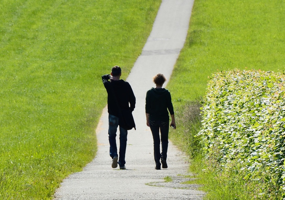 Zwei Menschen gehen gemeinsam einen Weg